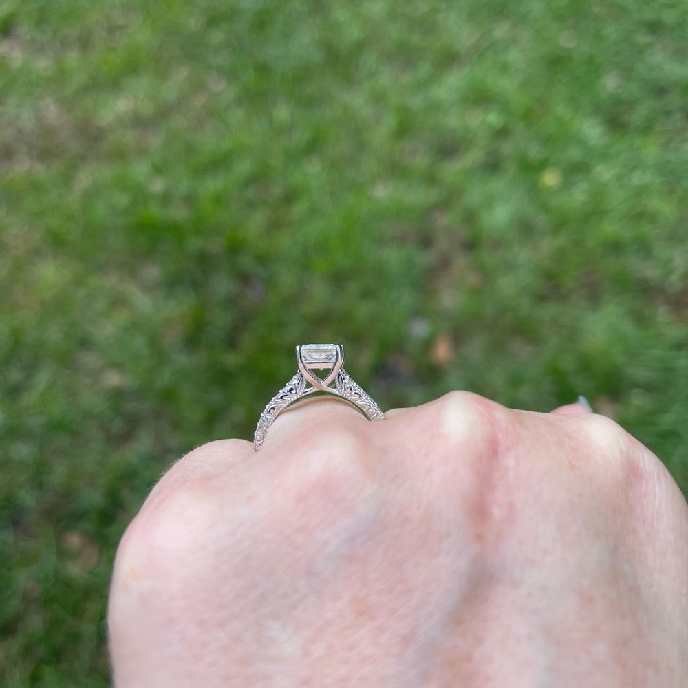 1.5 CT white gold Charles and Colvard Engagement ring - Picture 7 of 9